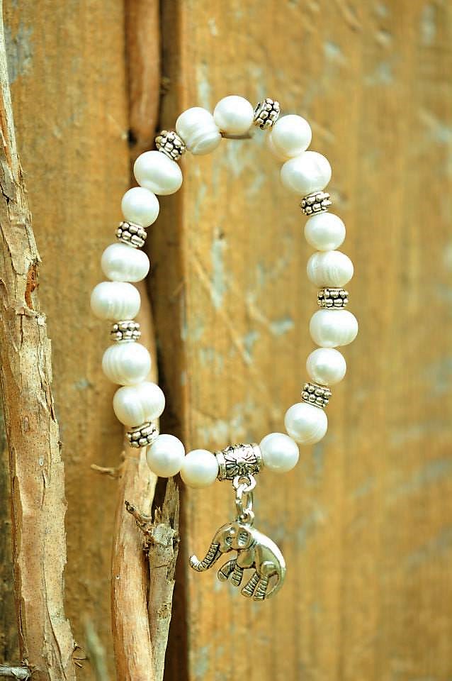 Elephant charm on natural white pearl bracelet (BA-903508)