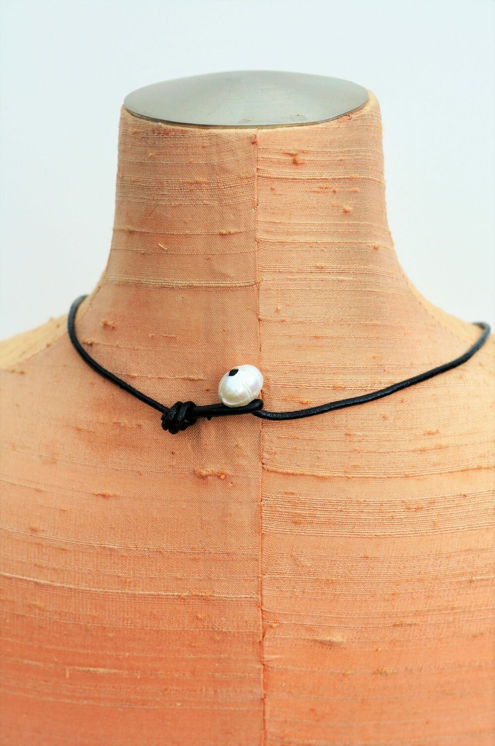 5 Pearls Leather Necklace - Black (LN-906031)